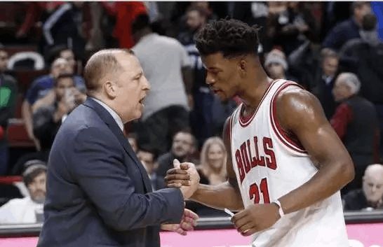 公共交通的 公共交通的